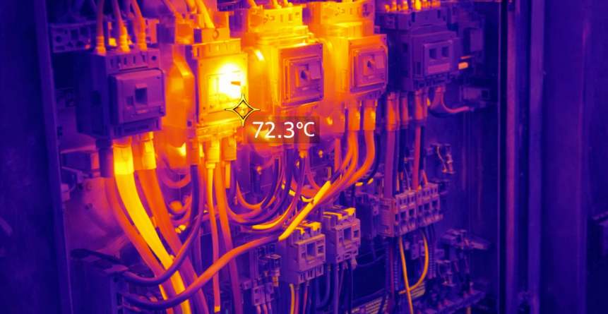 Mapa térmico de painel elétrico industrial de um Relatório Termográfico Industrial