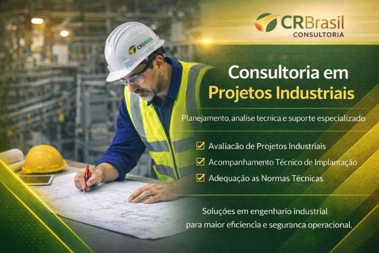 engenheiro analisando projeto industrial em ambiente fabril