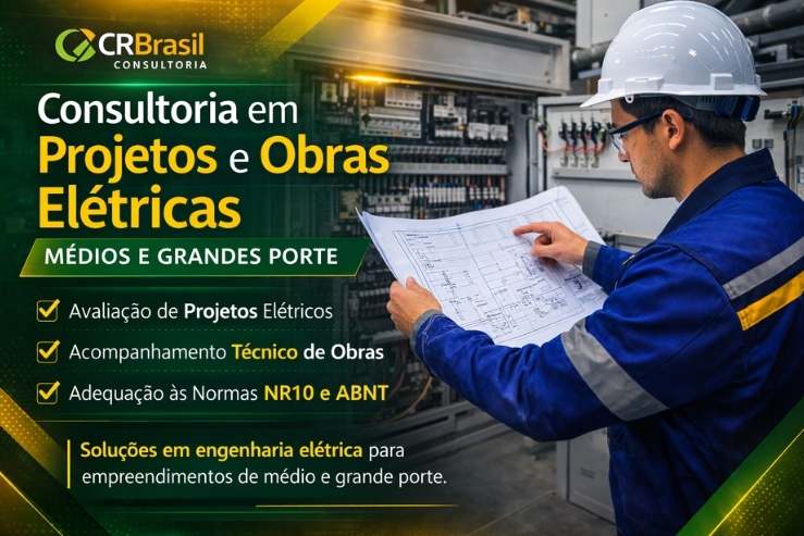 engenheiro eletricista analisando projeto elétrico em obra industrial