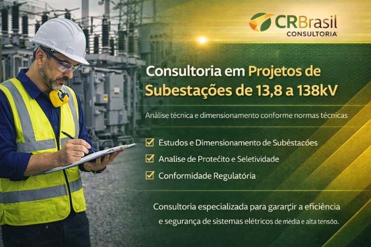 engenheiro analisando projeto de subestação elétrica em ambiente industrial